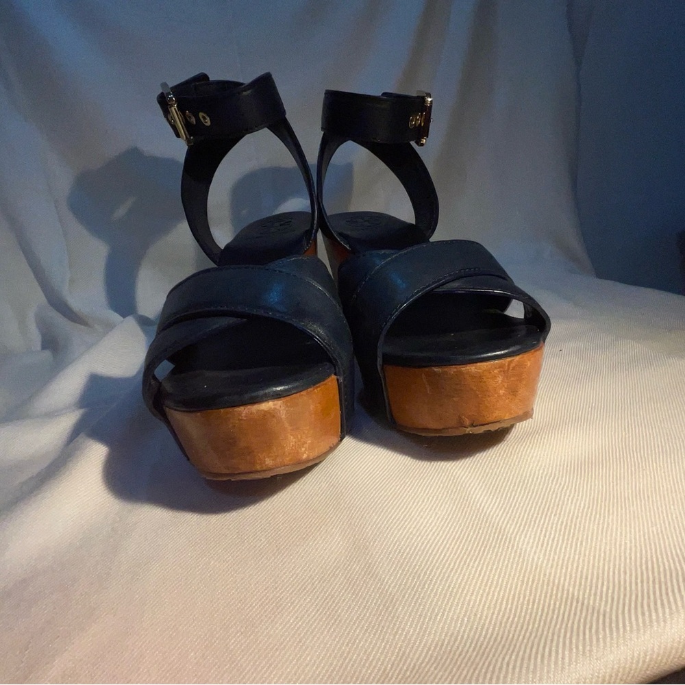 Elegant Navvy Wedge Tory Burch Sandals - Picture 4 of 7